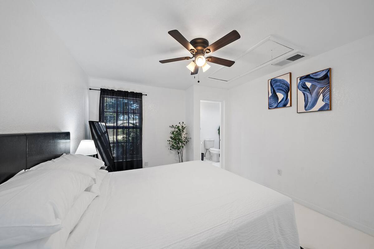 Bedroom 2 - Queen Bed