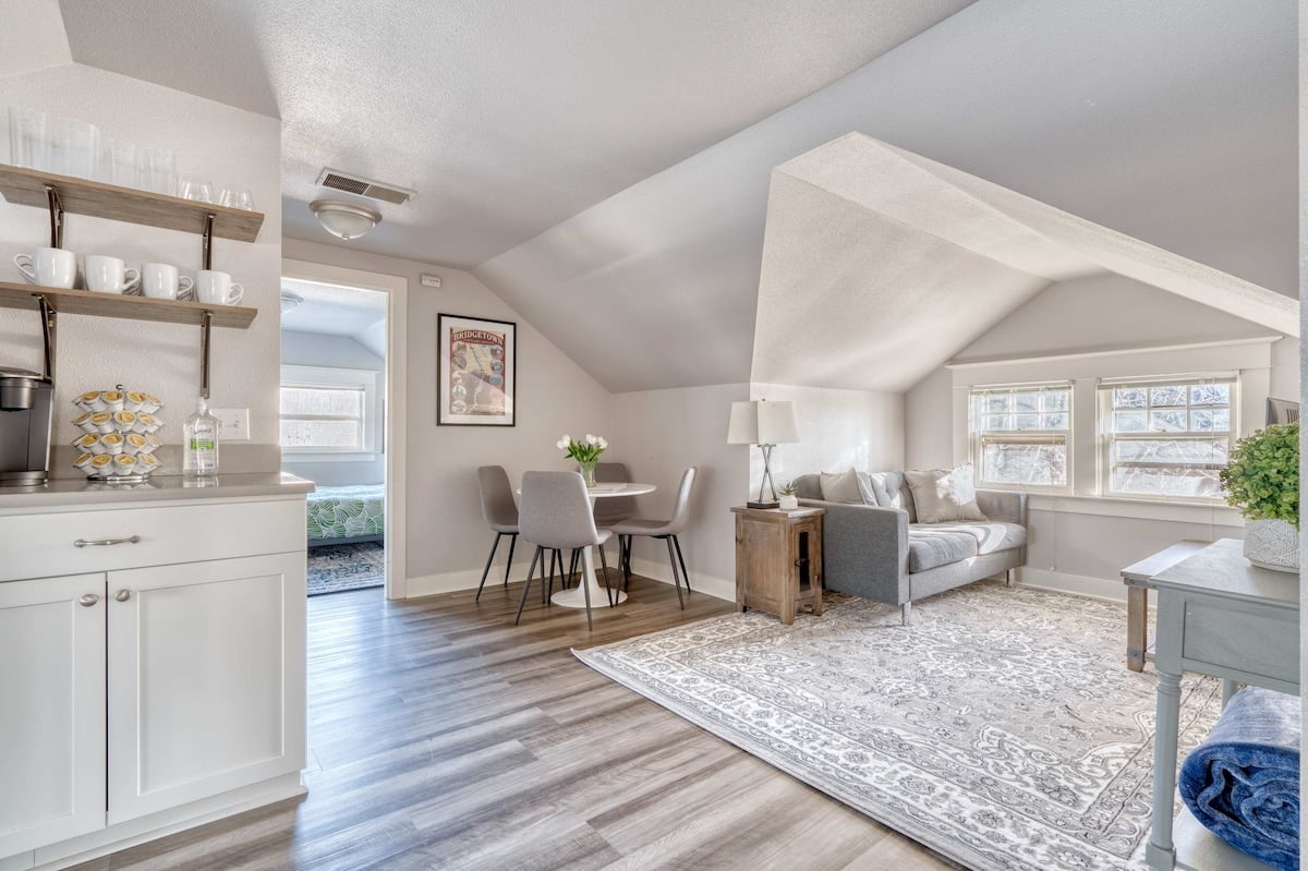 2BR Upper unit - Sleeps 4 - Trendy Area - Walk Eve image 12