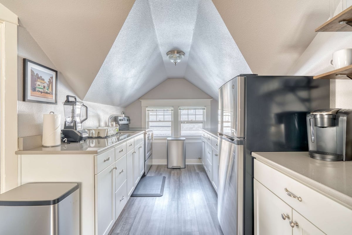 2BR Upper unit - Sleeps 4 - Trendy Area - Walk Eve image 14