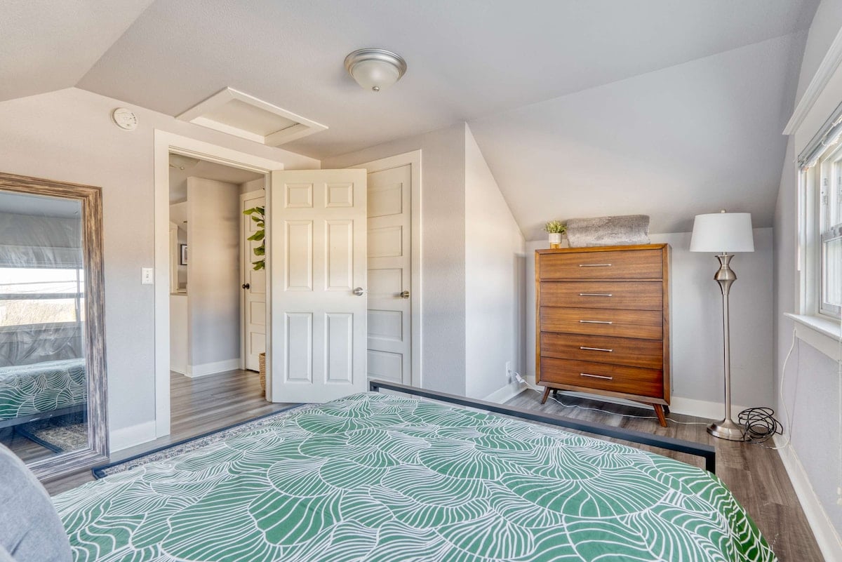 2BR Upper unit - Sleeps 4 - Trendy Area - Walk Eve image 16