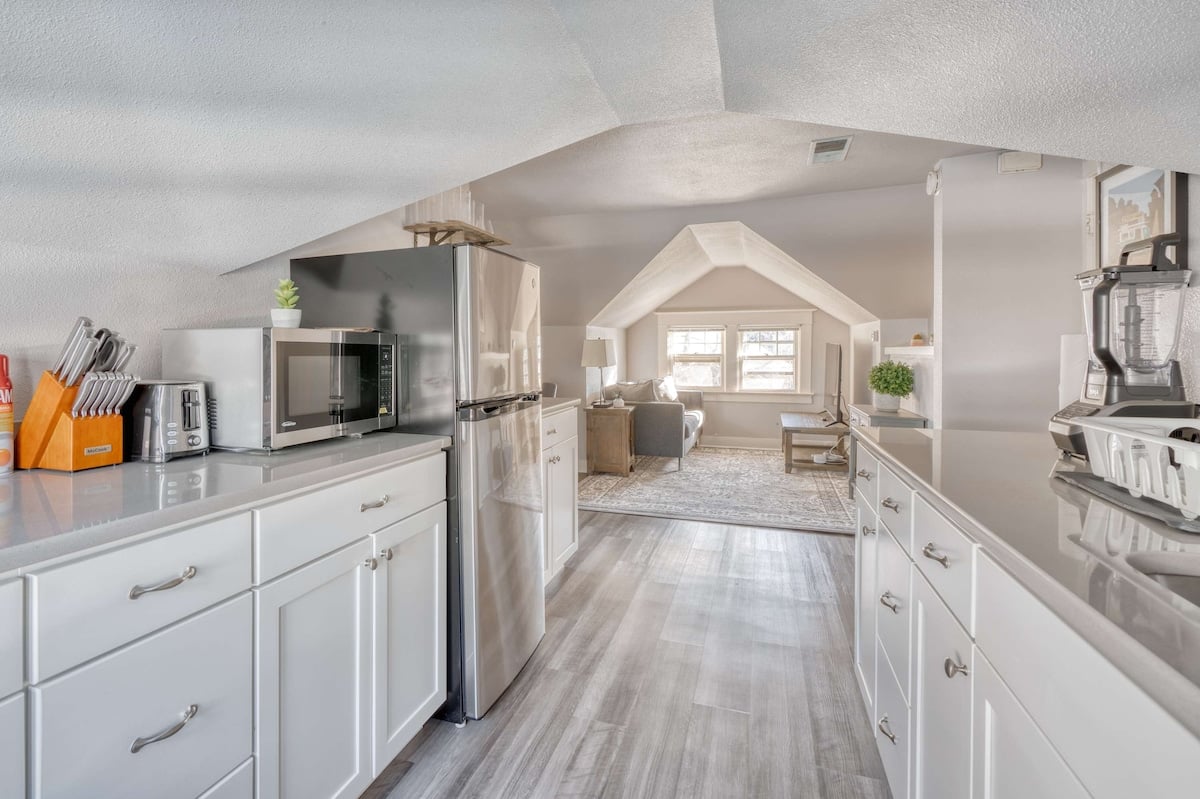 2BR Upper unit - Sleeps 4 - Trendy Area - Walk Eve image 18