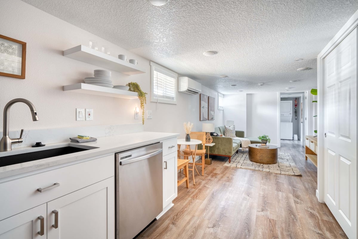 Vibrant Portland Getaway - Chic Flat image 6