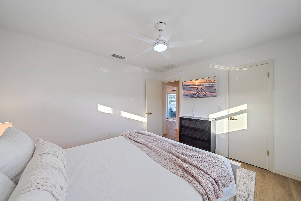 Bedroom 3 - Queen Bed with Smart TV.