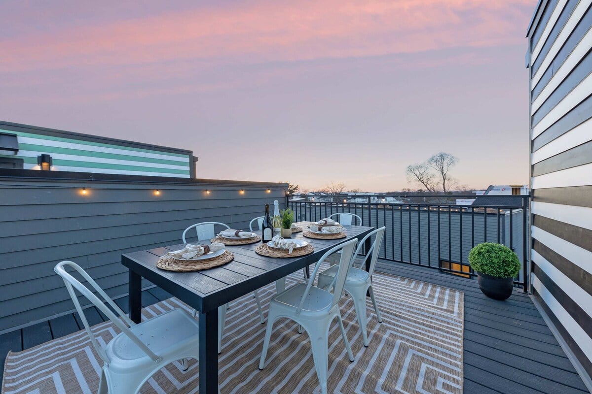 Rooftop Dining Area with Stunning Views and Ample Space