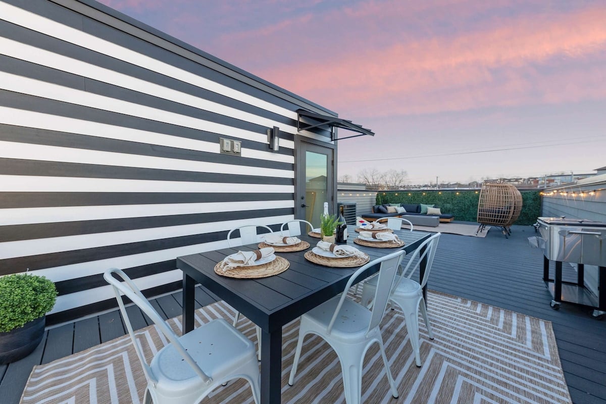 Rooftop Dining Area with Stunning Views and Ample Space