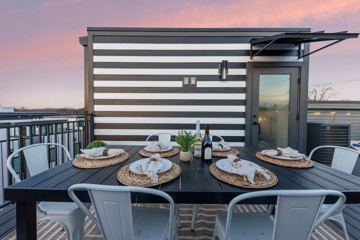 Rooftop Dining Area with Stunning Views and Ample Space