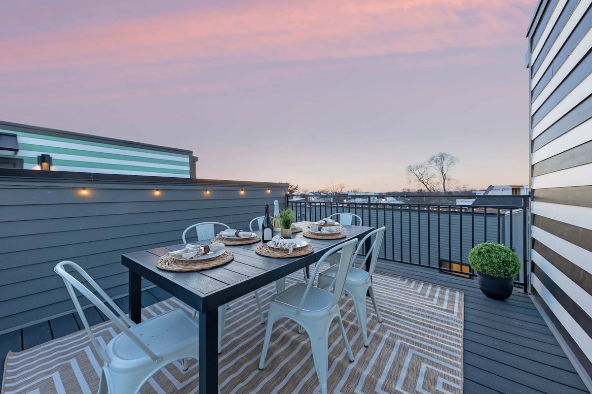 Rooftop Dining Area with Stunning Views and Ample Space
