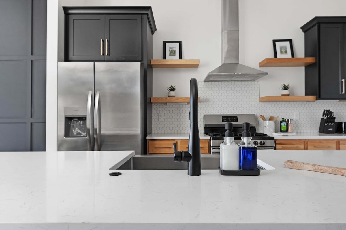 Fully Stocked Kitchen with Modern Appliances and Ample Storage

