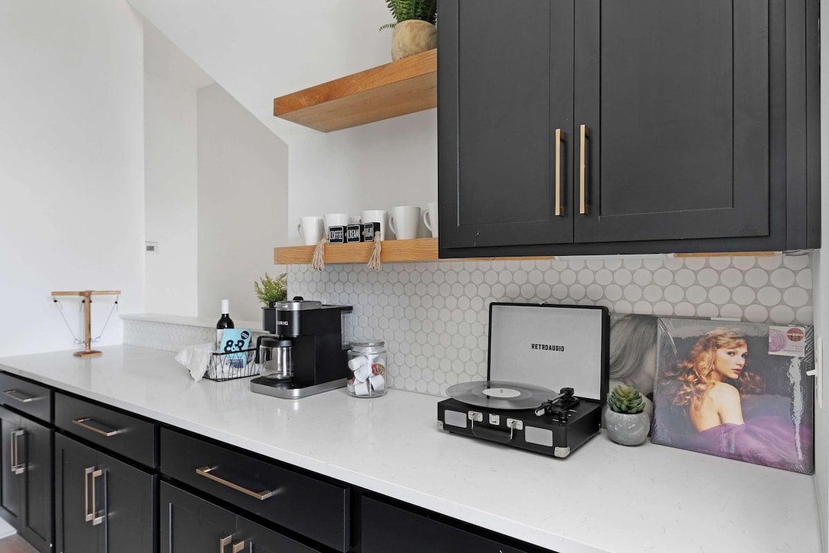 Fully Stocked Kitchen with Modern Appliances and Ample Storage

