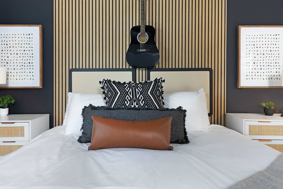 Cozy and Inviting Bedroom with Modern Design