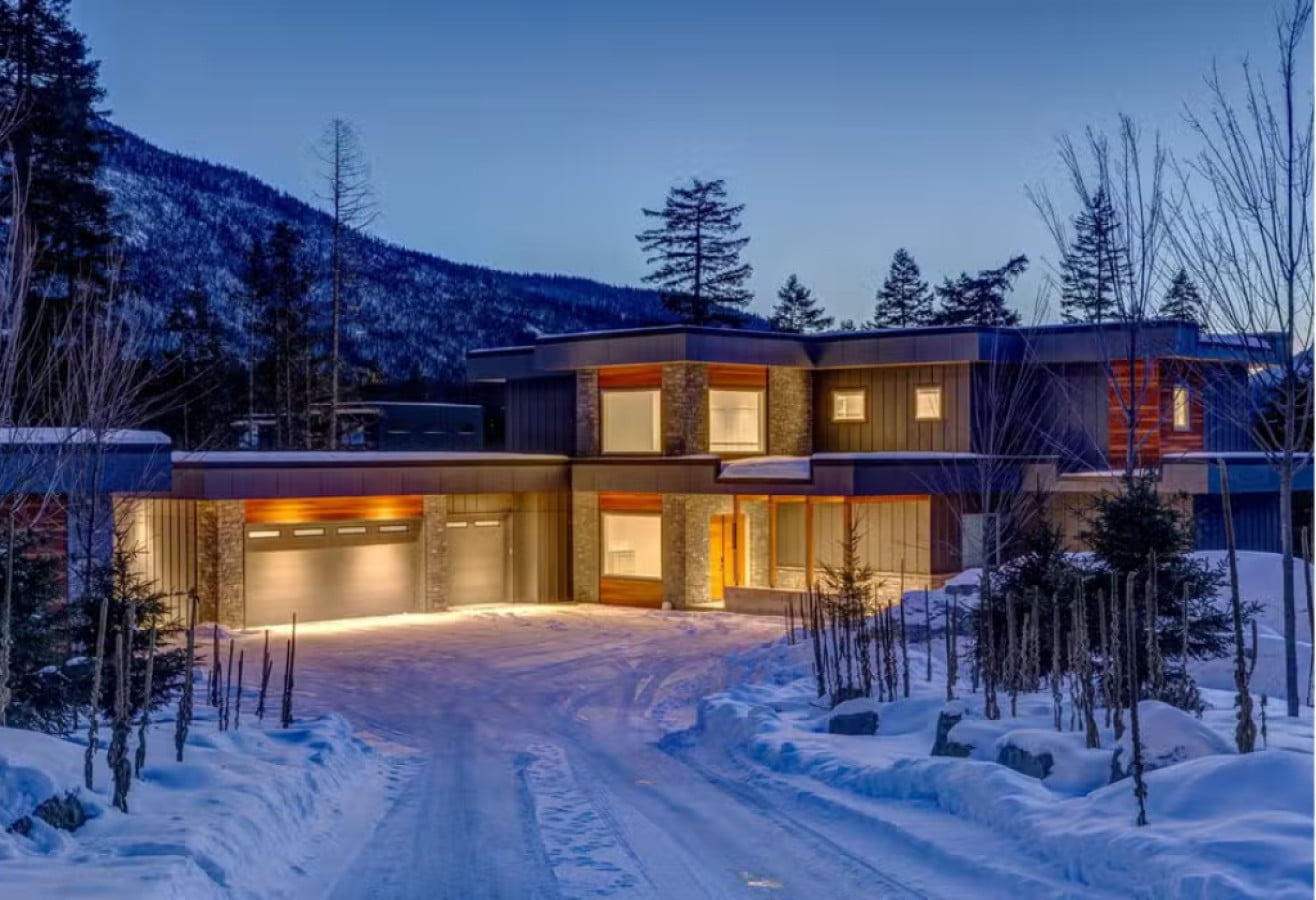Luxury redefined in West Kelowna's serene heights in Squamish-Lillooet C, British Columbia