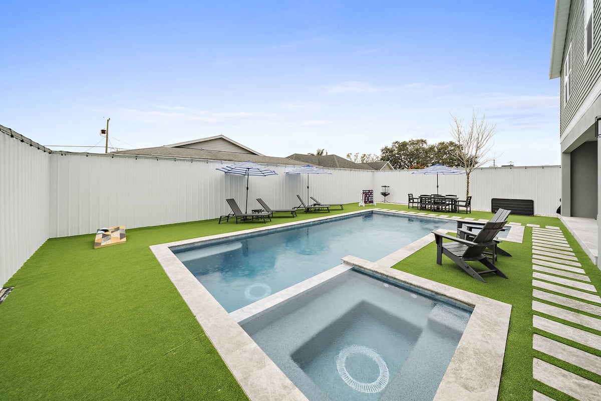 Your private oasis with relaxing built in Hot Tub