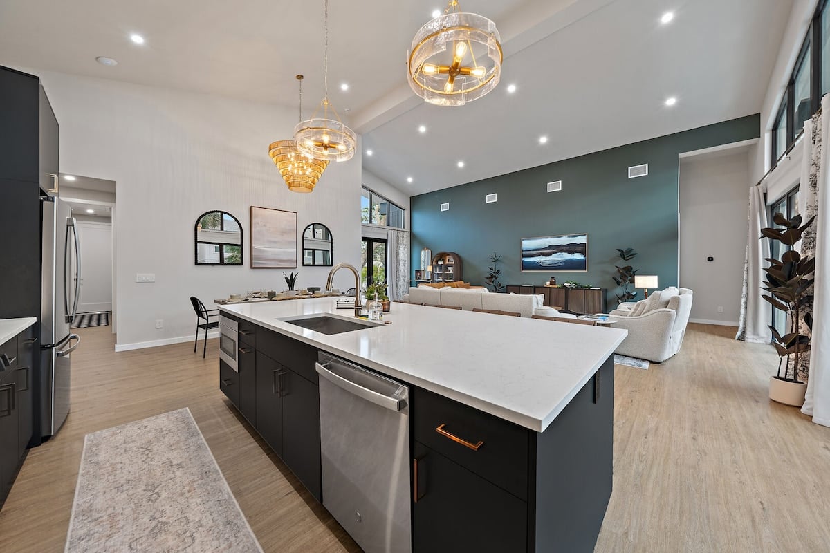 Absolutely stunning modern kitchen and bar that seats 5. The perfect spot for breakfast!