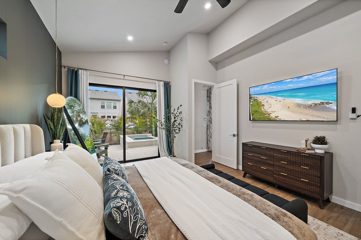 Bedroom 1- King Bed with Smart TV