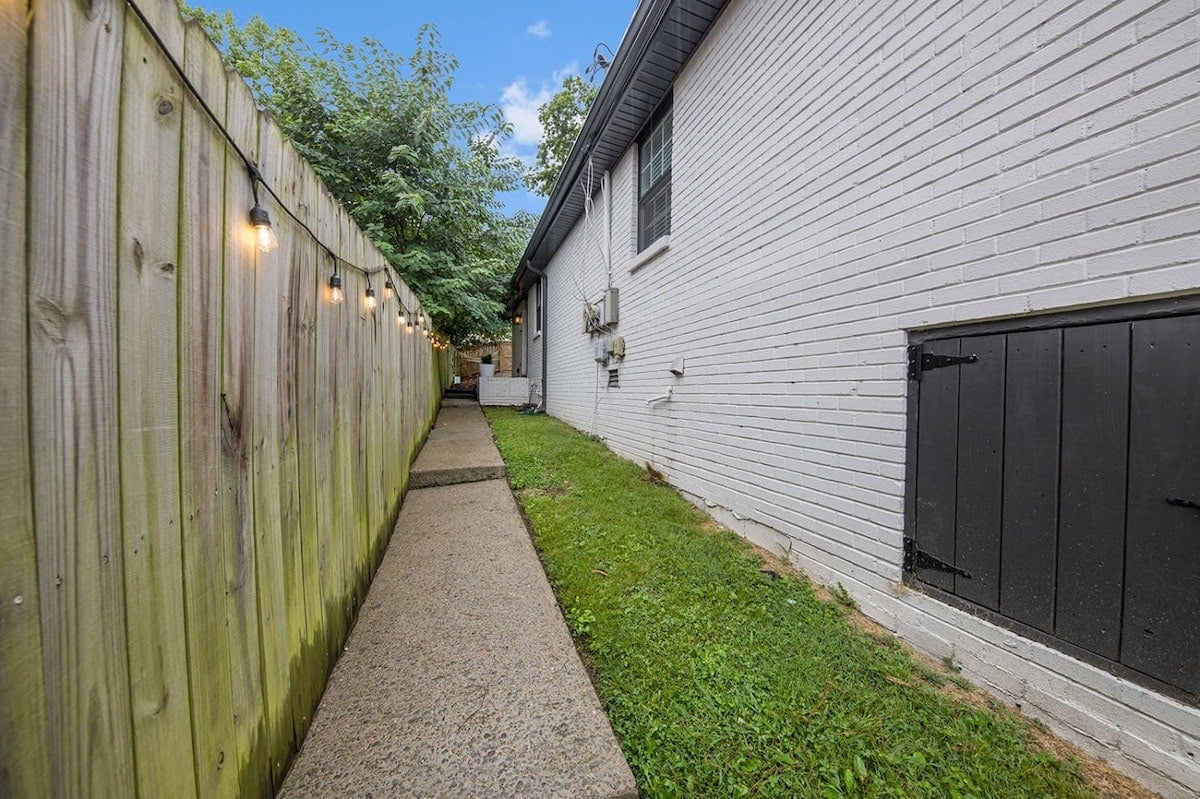 Walkway to Unit B