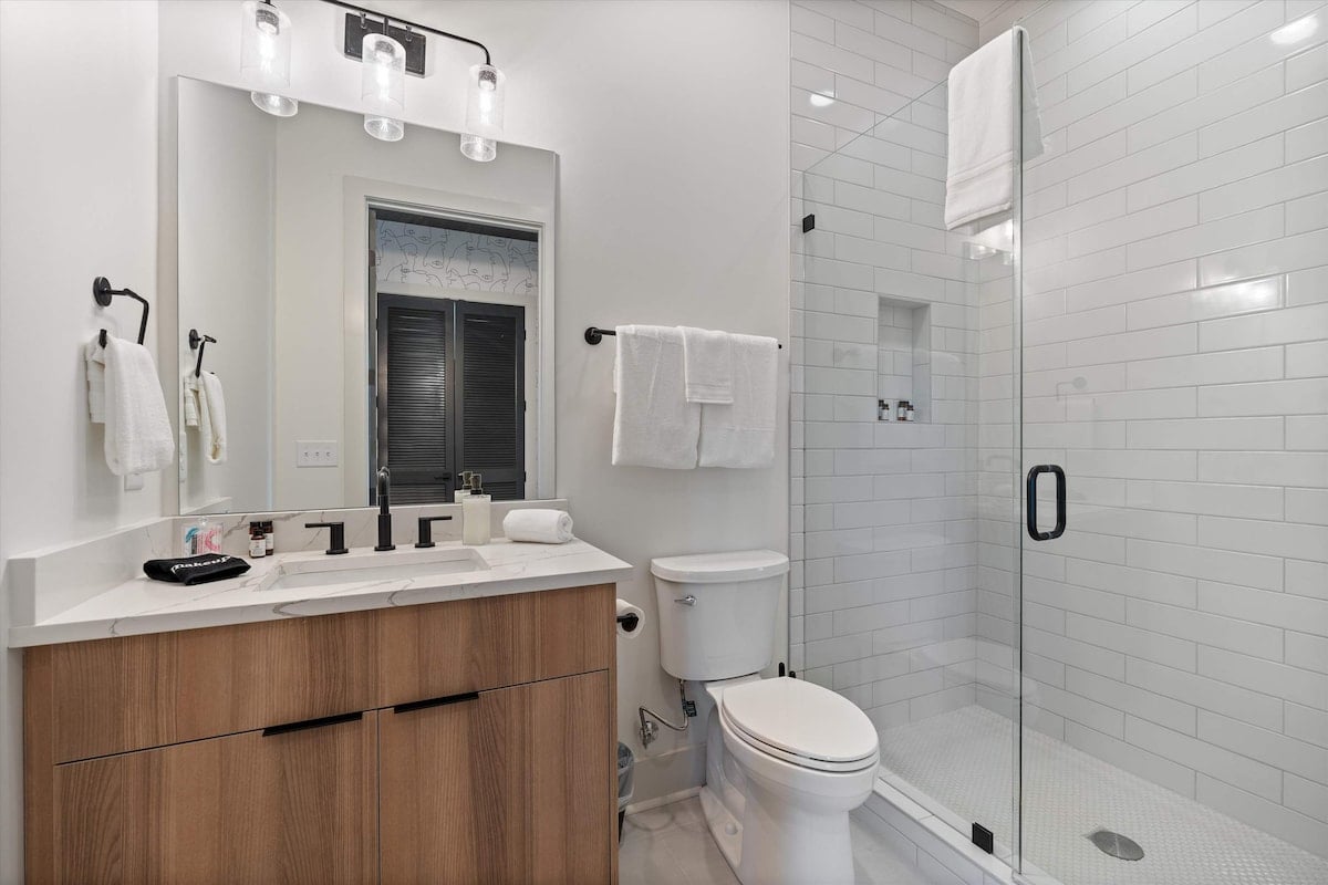 Kay’s Retreat • 1BR Modern Stay • Walk to Dining image 8