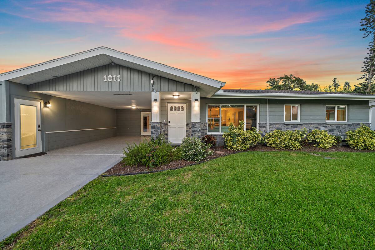 Large, sprawling home located in the heart of Pinecraft!