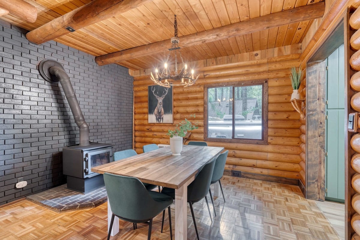 Retro Mt. Hood Log Cabin w/ Airstream & hot tub! image 14