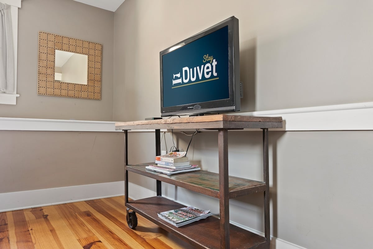 Stay Above Riviera Theater!: The Marquee - Suite image 16