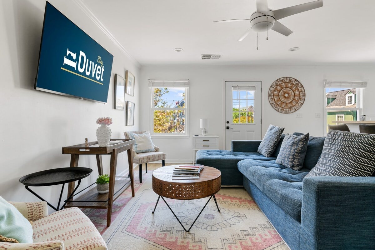 Rose and Petunia Suites | Only 5 blocks to King! image 9