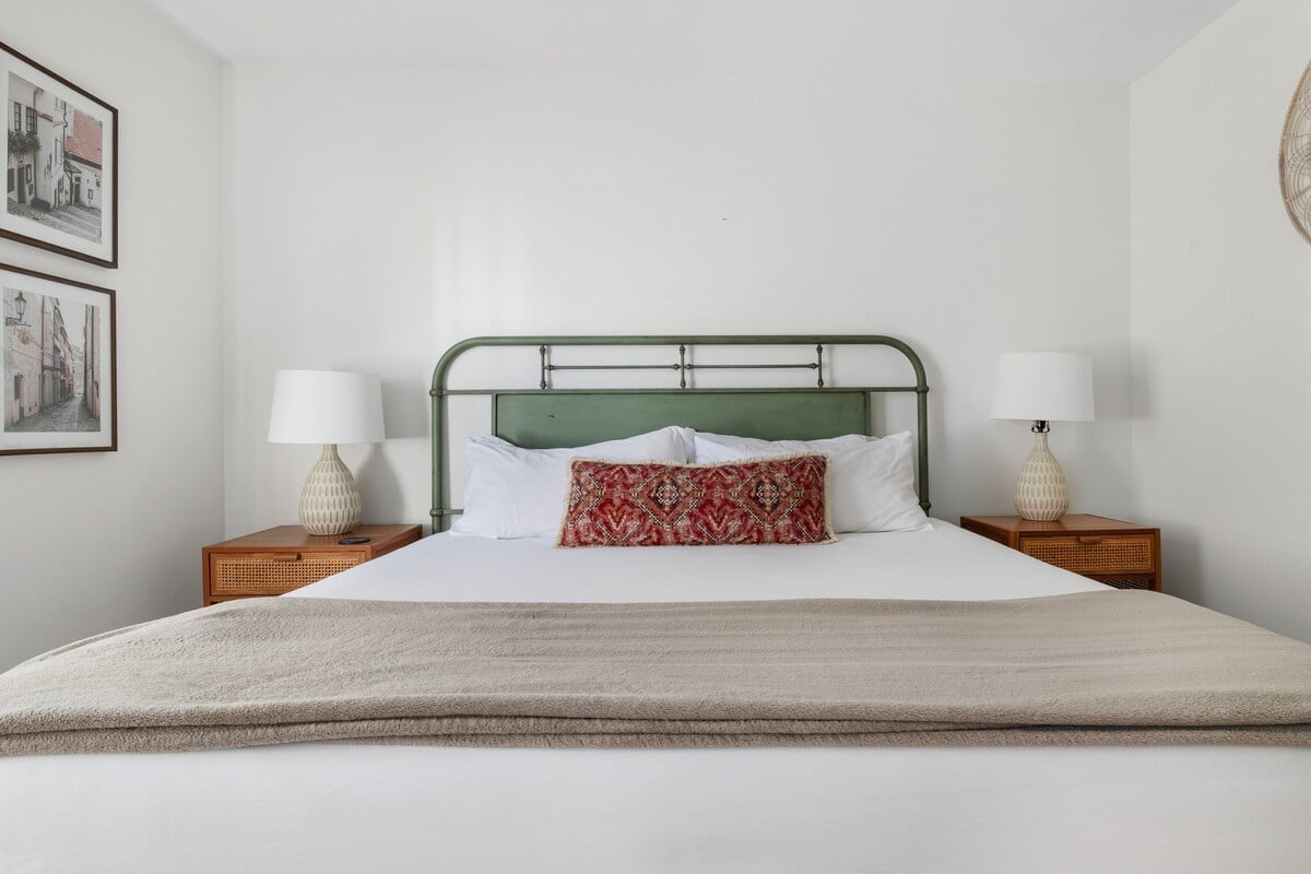 Rose and Petunia Suites | Only 5 blocks to King! image 44