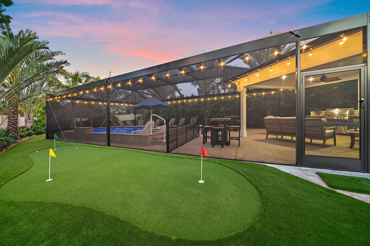 Palm trees, poolside days, and a putting green all your own in Sarasota, FL