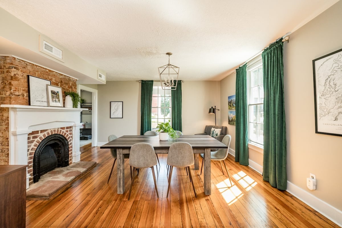 Dining room w/ seating for 6