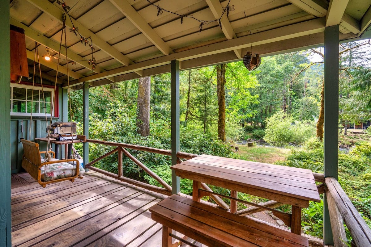 Riverfront Retreat - Mt Hood Views, Sleeps 4! image 10
