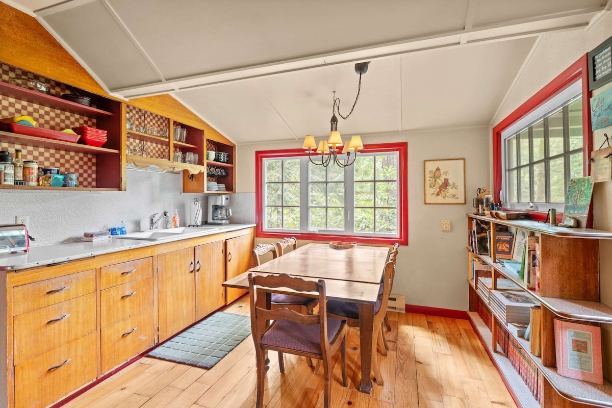Riverfront Retreat - Mt Hood Views, Sleeps 4! image 16