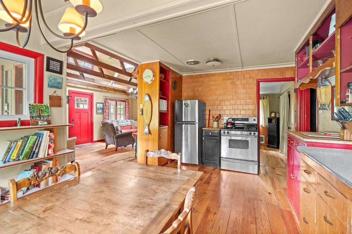 Riverfront Retreat - Mt Hood Views, Sleeps 4! image 17