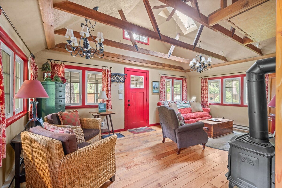 Riverfront Retreat - Mt Hood Views, Sleeps 4! image 20
