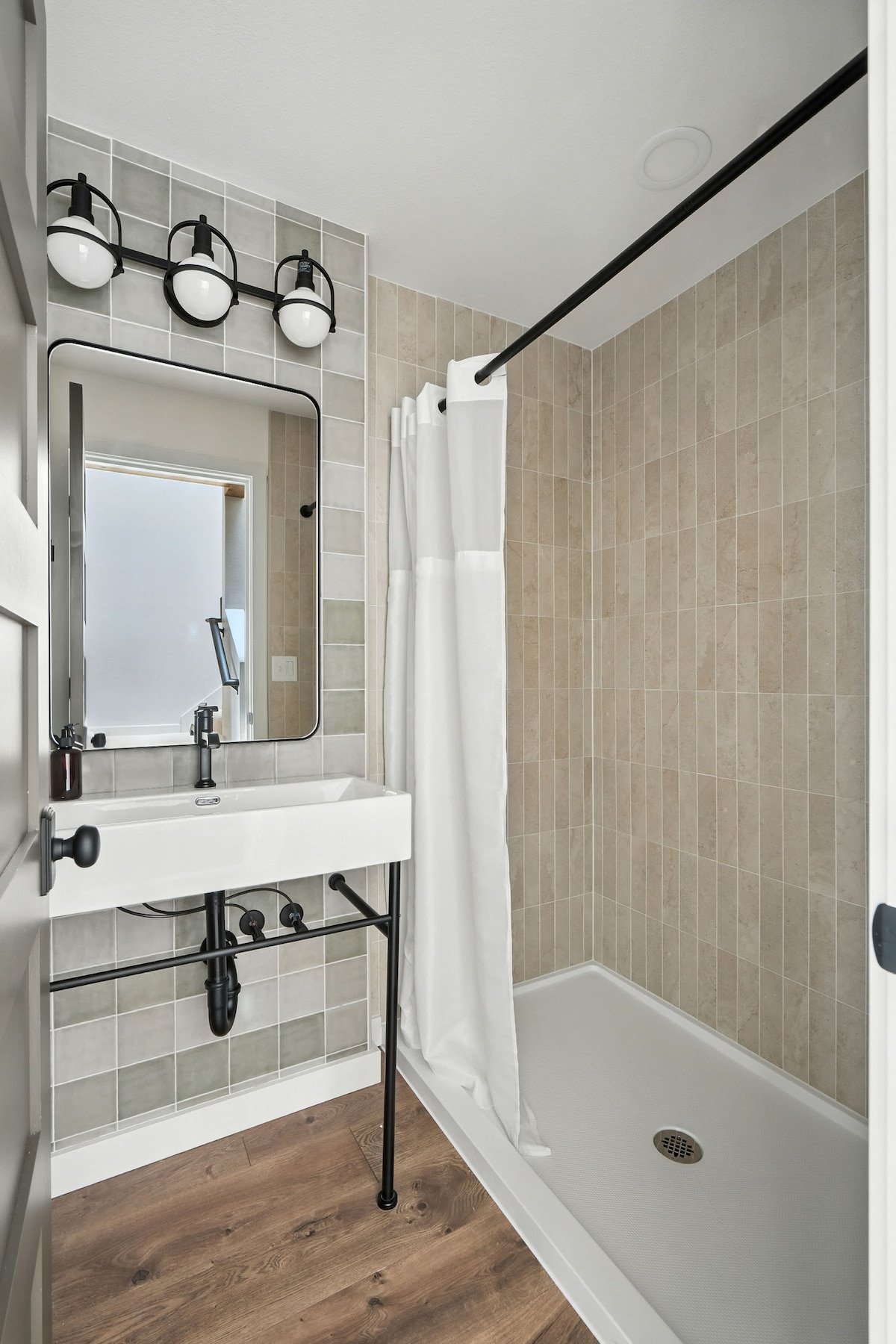 Luxury 2BR • Walkable • Best Location • Fast WiFi image 23