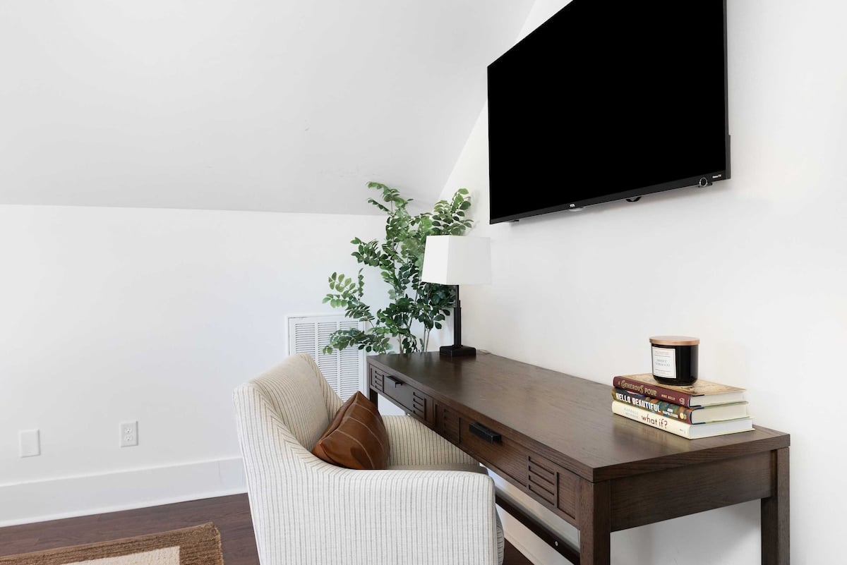 The Magnolia House - Walk to WeHo + Mins to DT! image 29