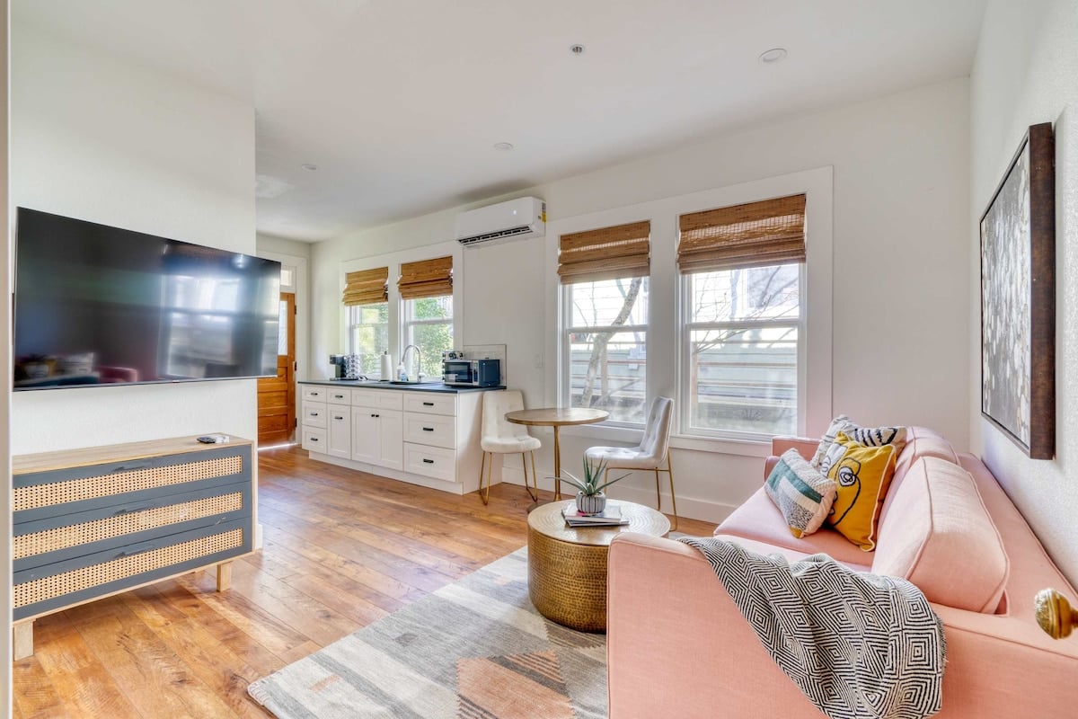 Bright 1BR - Walk to Coffee, Food & Shopping image 10
