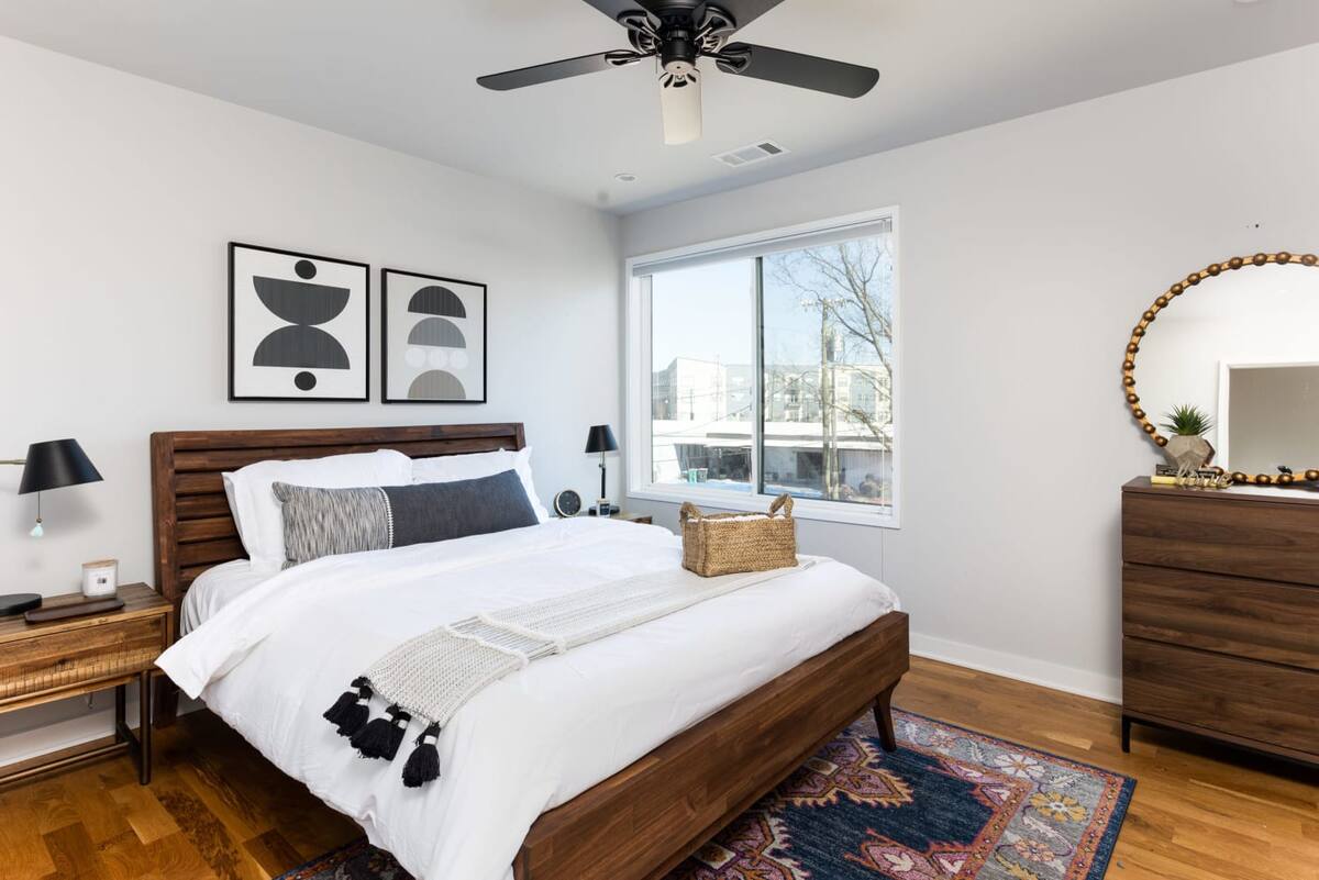 Queen Bedroom With Excellent Natural Light
