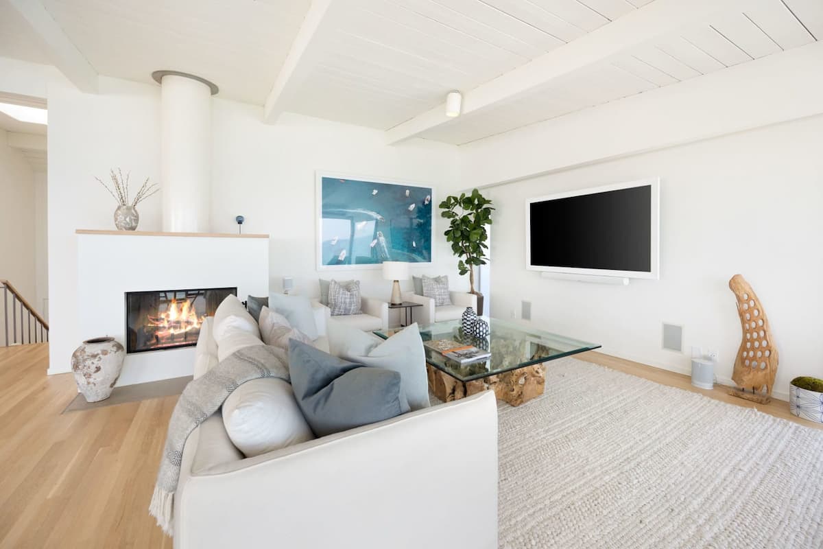 Gather in the open living space for quality time together next to the cosy fireplace.