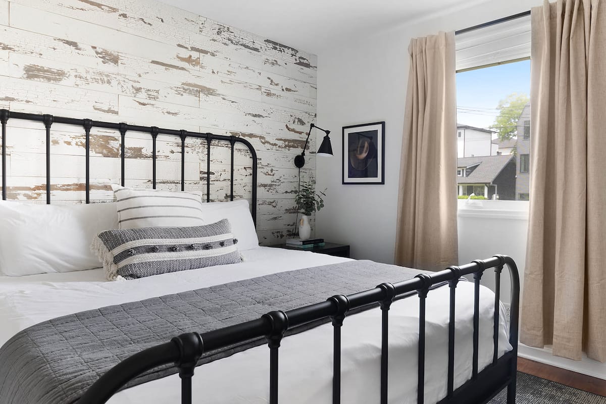 Chic and Relaxing Bedroom with a Minimalist Aesthetic