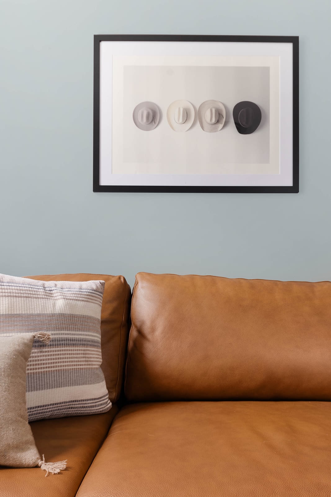 Cozy and Inviting Living Room with Plush Seating