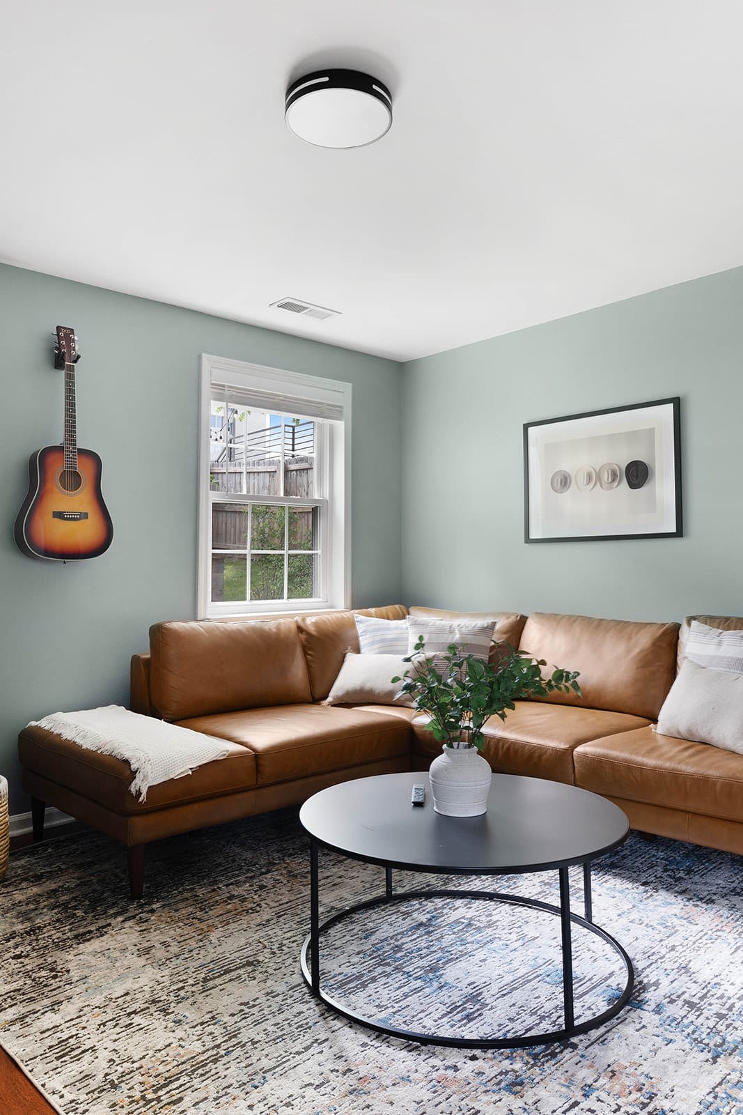 Cozy and Inviting Living Room with Plush Seating