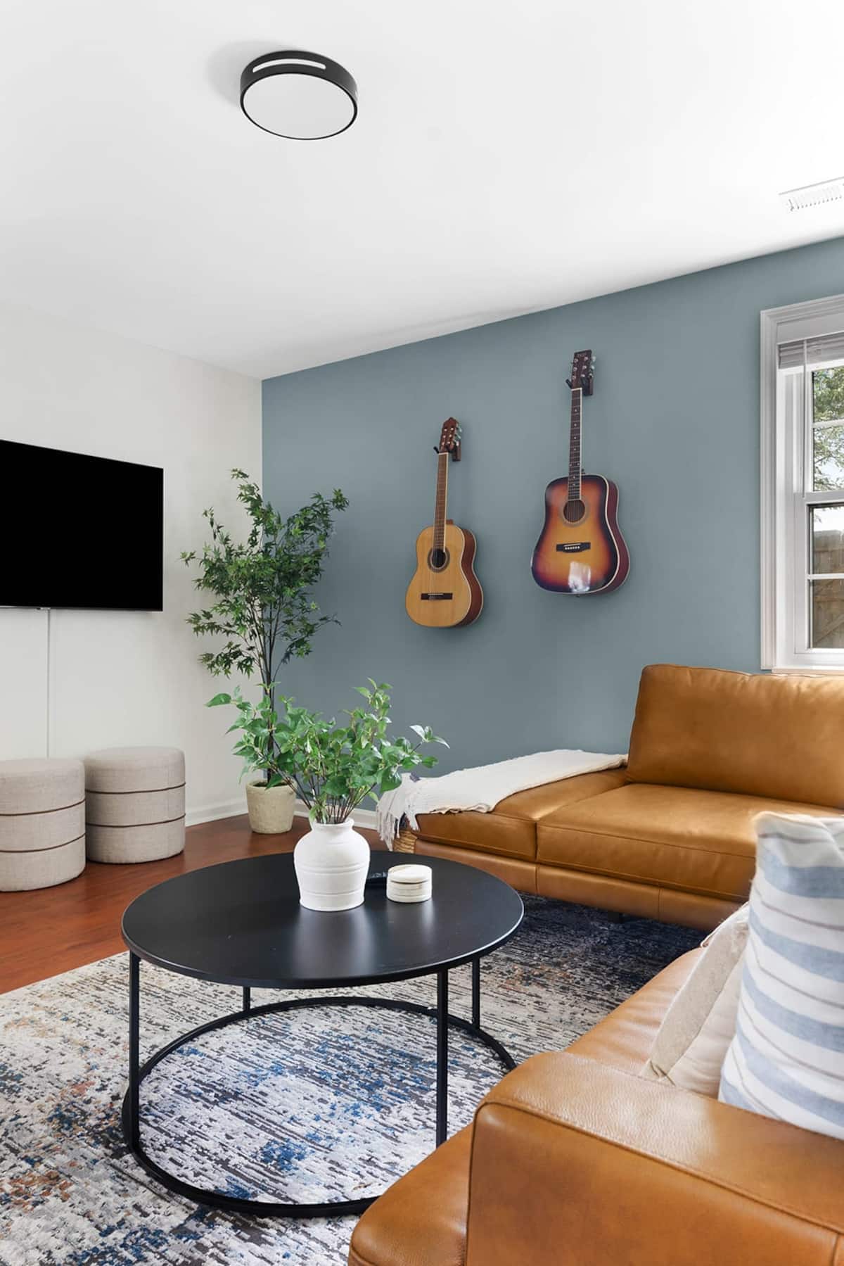 Cozy and Inviting Living Room with Plush Seating