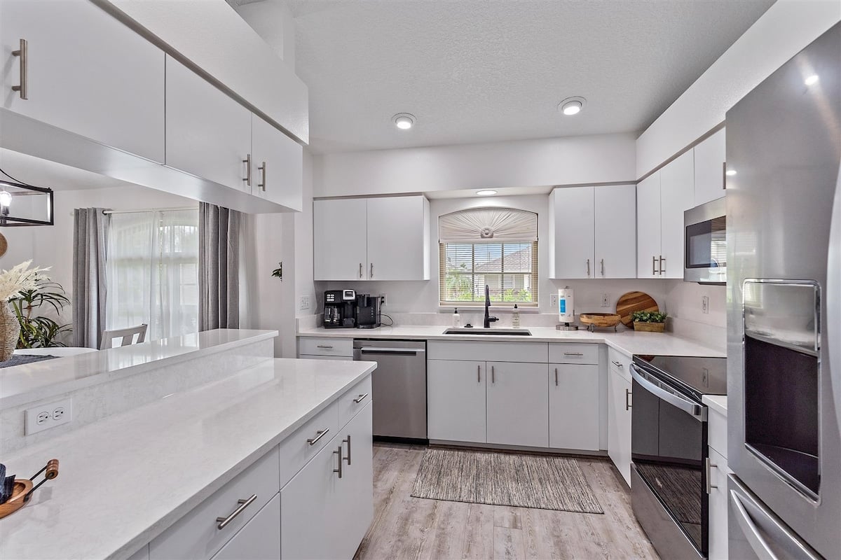 Spacious kitchen w/ plenty of cabinetry and countertops