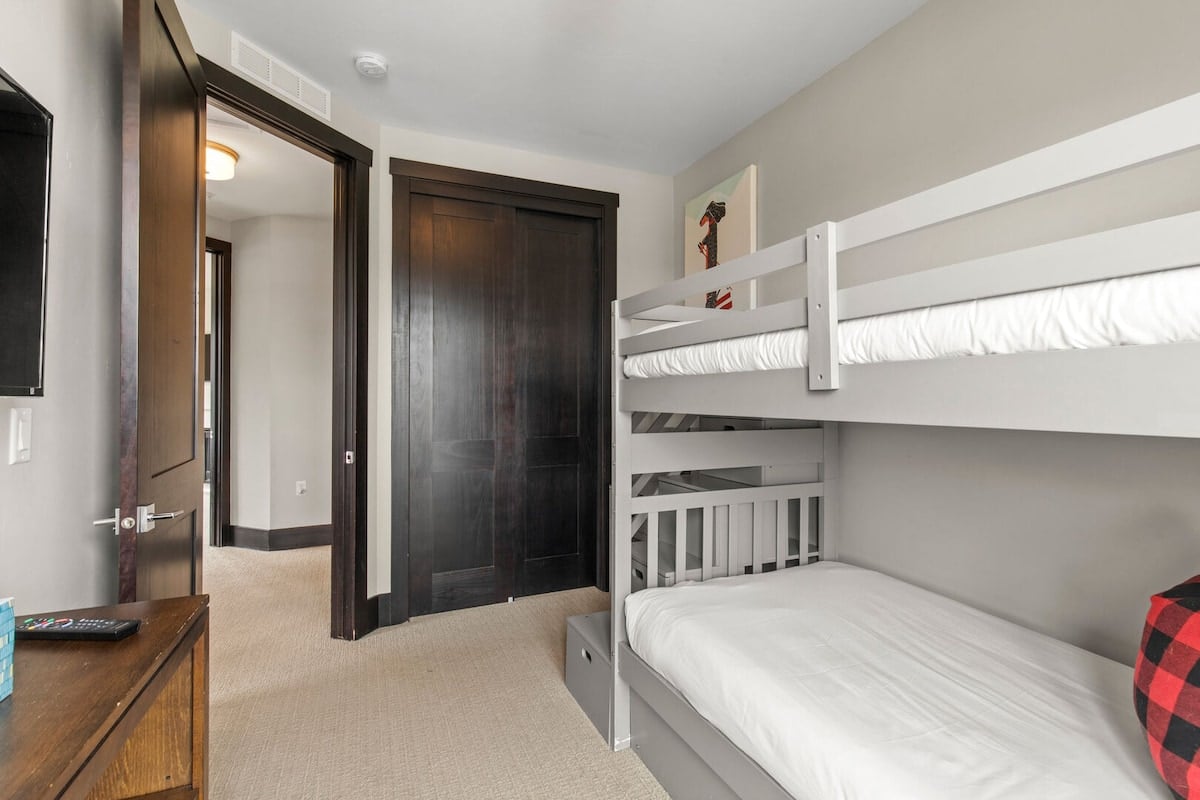 Luxury Mtn. Modern Townhome, Steps to Cabriolet & 13th Fairway | Abode at Blackstone image 35