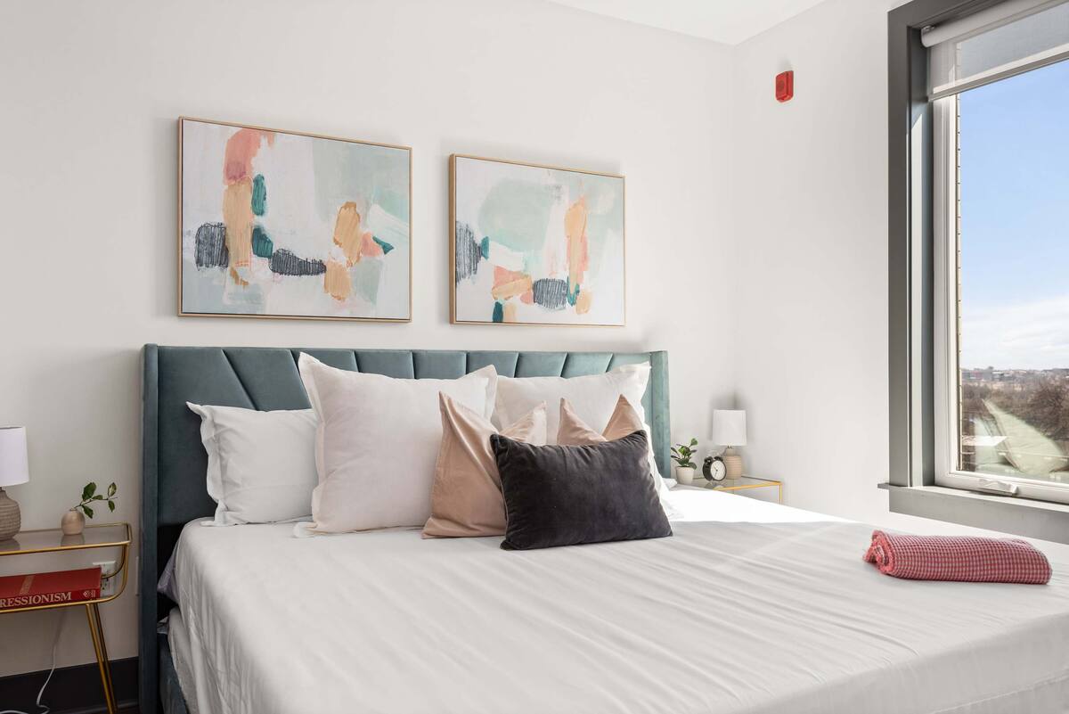 Stylish and Serene Bedroom for Ultimate Comfort