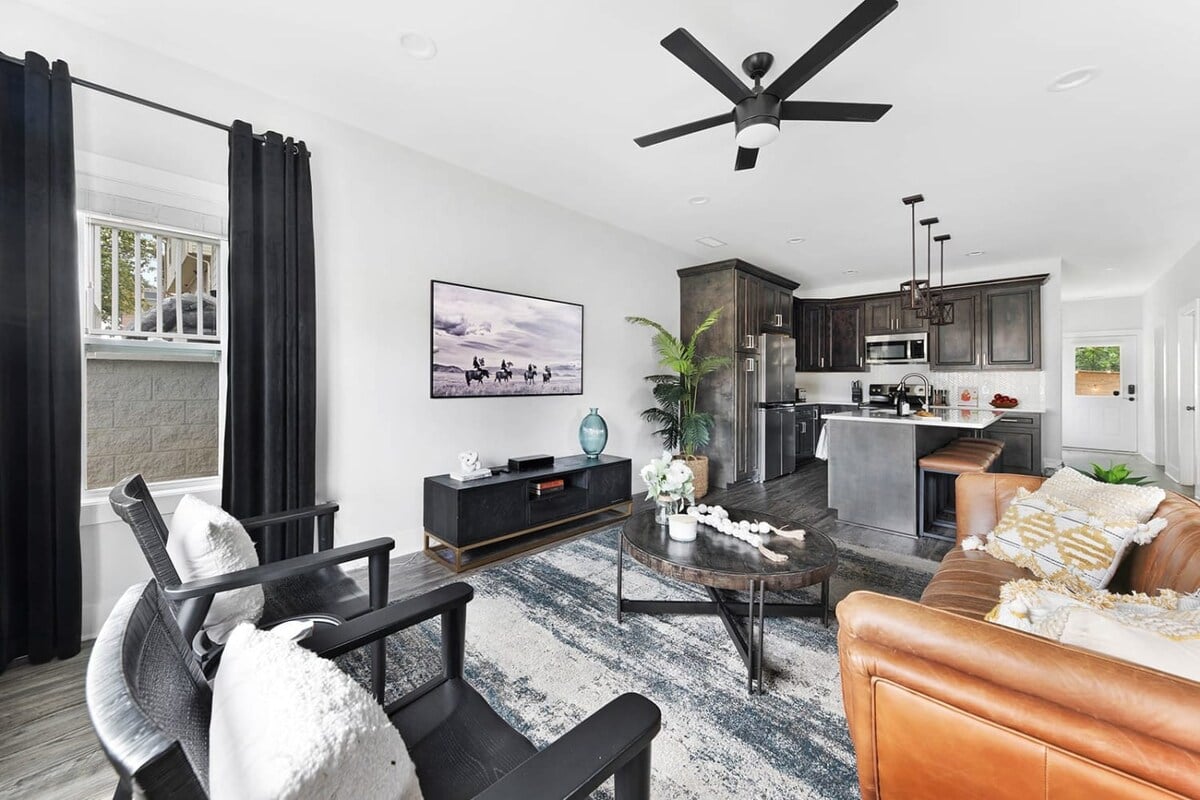 The Brooks House - 6 mins Broadway + Backyard! image 18