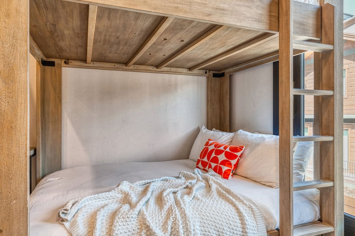 Walk to Frostwood Gondola  & Canyons Village Access | Abode at Juniper Landing image 22