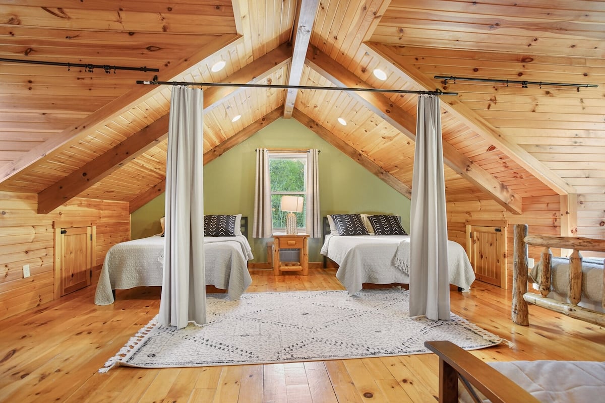 This loft is an excellent location for the children to all stay together!

2 Queen beds, a twin bed, and a futon.