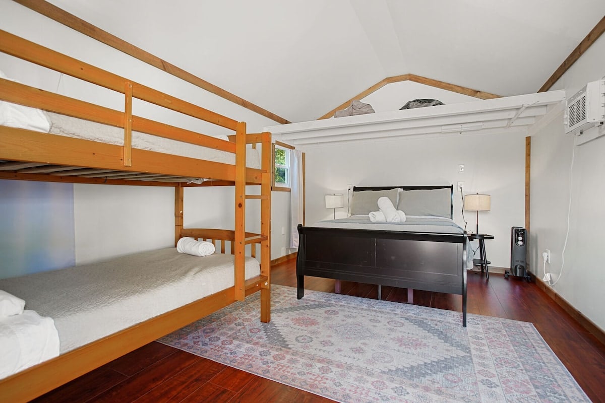 Cabin 1: Full bed + Twin Bunk Bed