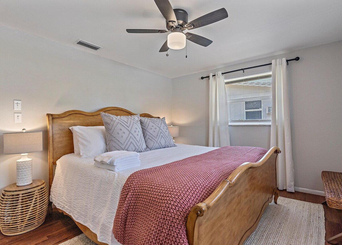 Bedroom 1- King Bed