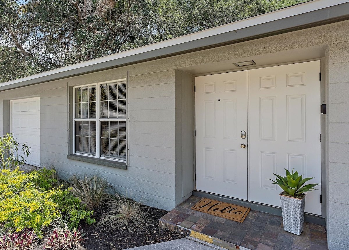 The front door has an electronic lock for easy check in and check out.