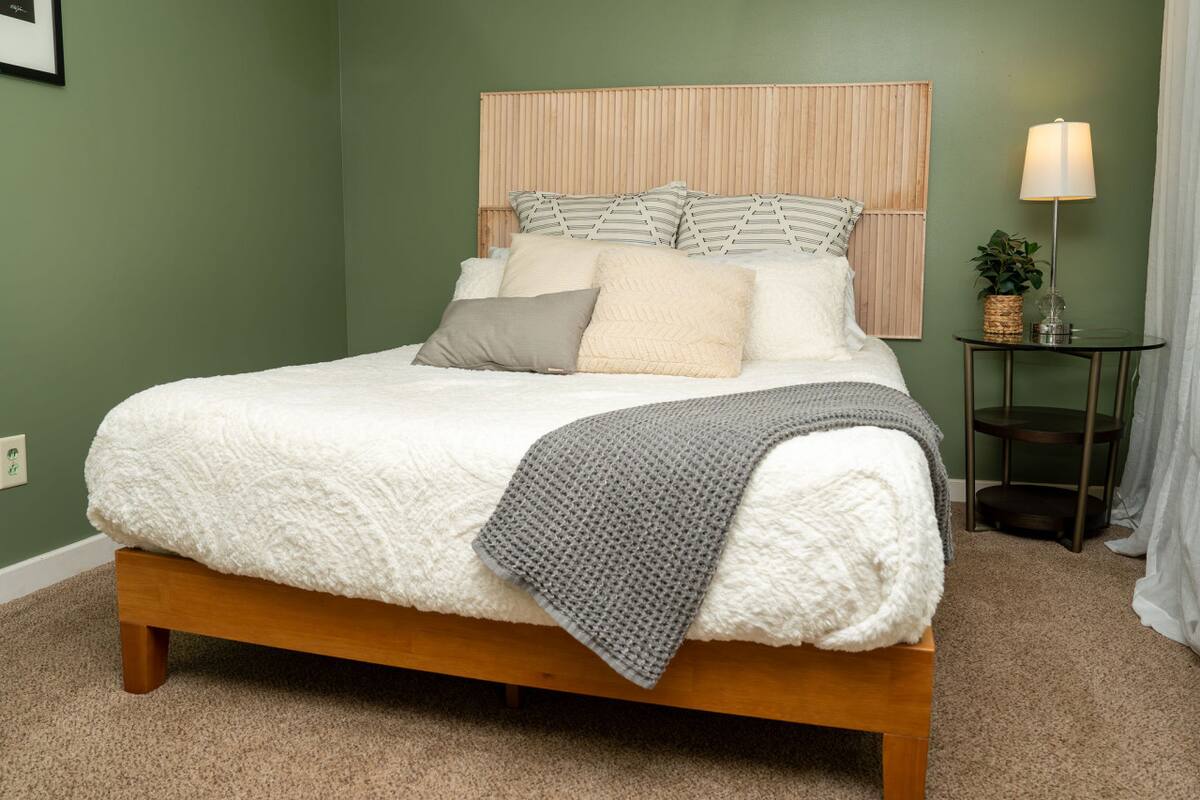 Bedroom 1 - Queen Bed